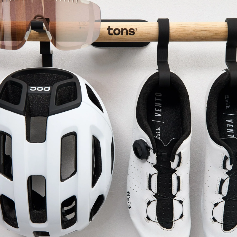Tons Short Bar — D . 1x Pair of Shoes + Glasses + Helmet