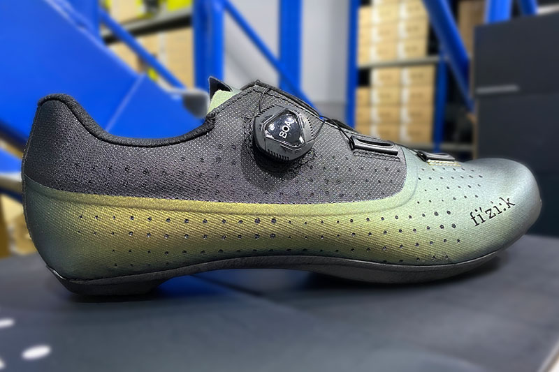 _0002_FIZIK-TEMPO-OVERCURVE-R4-WIDE-BEETLE-BLACK