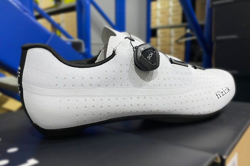 _0004_FIZIK-TEMPO-OVERCURVE-R4-WIDE-WHITE-BLACK