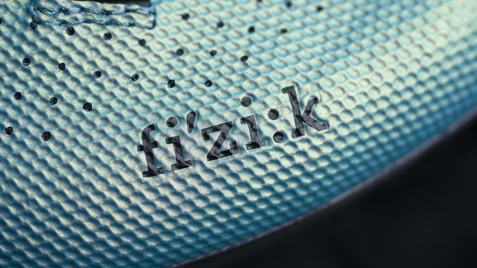 _0002_fizik-tempo-decos-carbon-road-cycling-shoes-iridescent-3