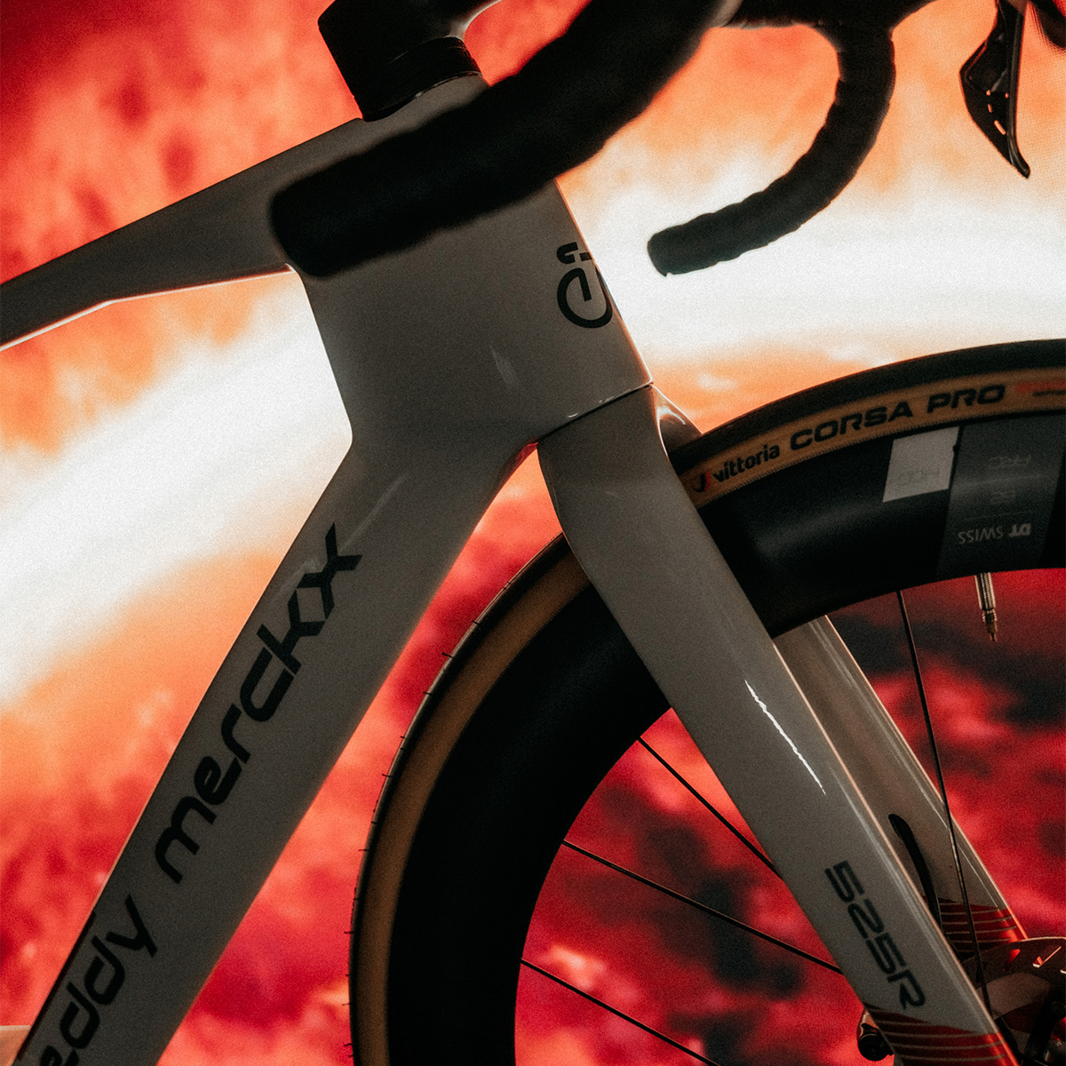 Eddy Merckx 525R Aero DNA with Merckx Identity